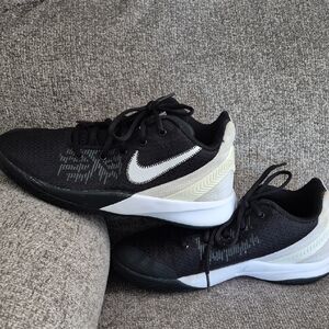 Nike Kyrie2 Youth Sneakers